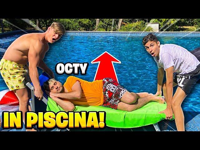 RISVEGLIO OCTY BUTTANDOLO IN PISCINA! *FINITO MALE* 