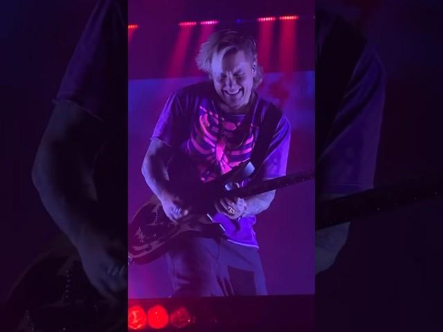 Epic Guitar Solo!  Synyster Gates Shreds "Save Me" #avengedsevenfold #synystergates #schecter