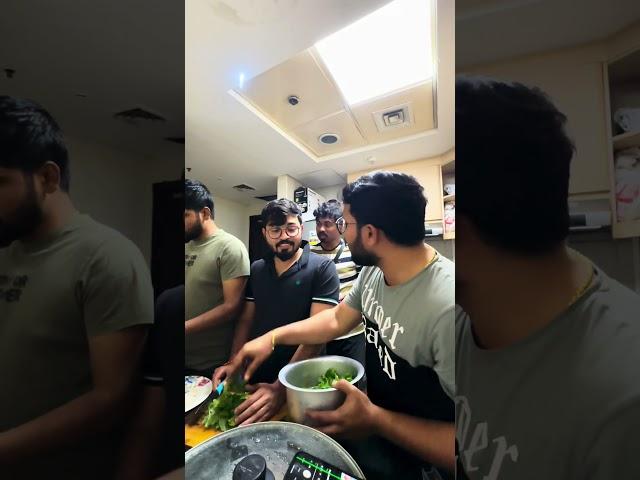 Vibes in kitchen hits different with friends around u ️ #lastfewmonthsofbachelorlife #vibesforeve