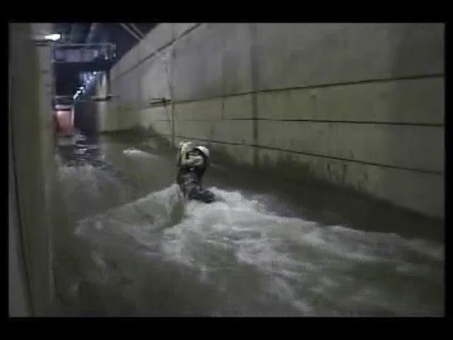 Simulatore di Tsunami - Cosa accade se un'onda di tsunami di circa 50 cm impatta una persona adulta