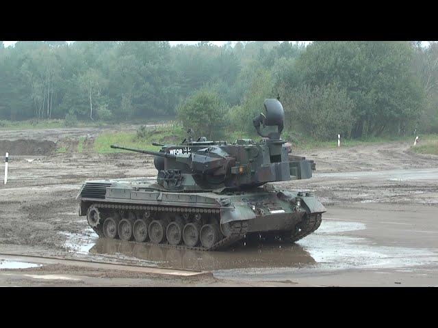 Flugabwehrkanonenpanzer Gepard führt Feuerkampf ILÜ 2010 SPAAG Flakpanzer Bundeswehr Germany NATO