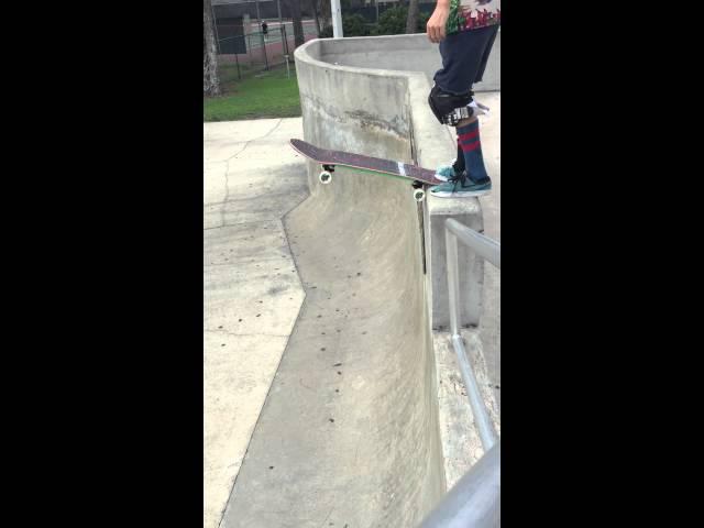 Kid eats crap at ab skate park