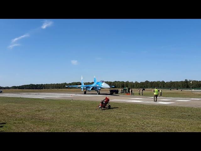 Sukhoi Su 27 jetblast blowing away crew members  Sanicole airshow 2019