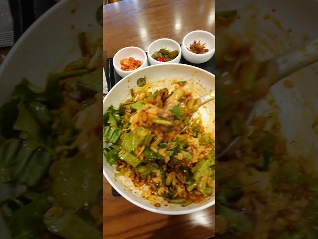 또 또 또       먹 는 다 .