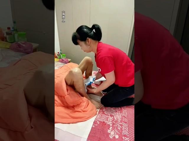  百善孝为先！女儿照顾不能自理的父亲，27年如一日元怨无悔……  #爱 #正能量 #照顾老人