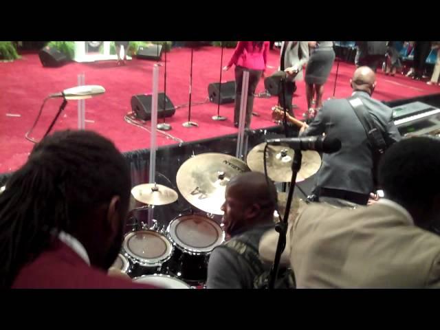 KIM BURRELL Praise Break!! - 104th COGIC Holy Convocation Midnight Musical