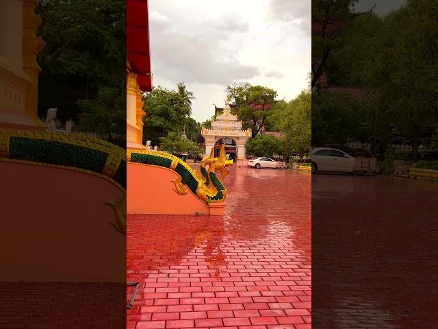 Wat Ong Teu in the rain - Vientiane 