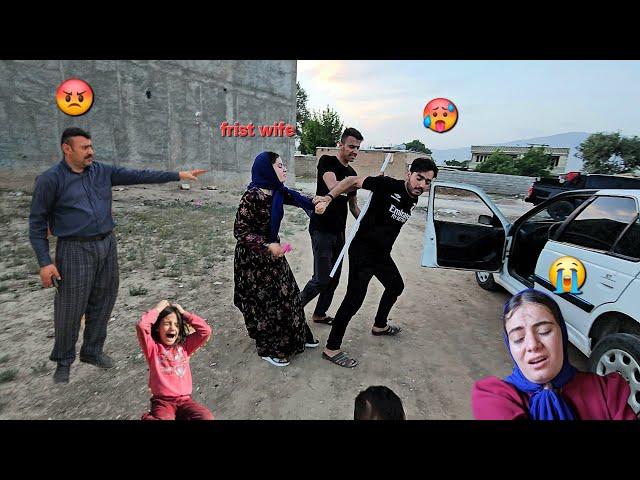 Zahra and Ruhollah return to Ali's house. Azar is imprisoned in the mountains.