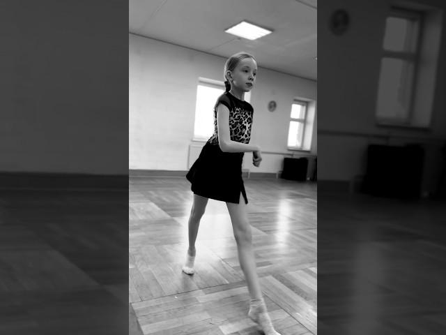 Ча-ча. Отрабатываем ножки и перенос веса по стопе с Настюшей  #танцевальныйклубритм #dance