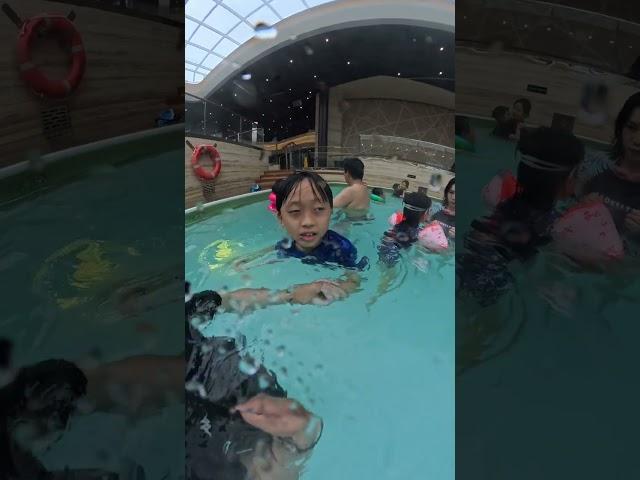 msc bellissima 榮耀號-祐祐游泳20250607 #msc #mscbellissima #郵輪 #insta360x5 #cruiseship #swimmingpool