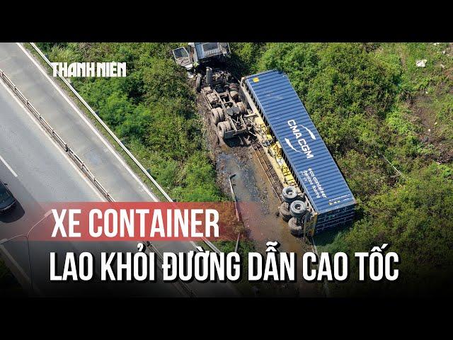 Khoảnh khắc kinh hoàng xe container lao khỏi đường dẫn cao tốc ở TP.HCM