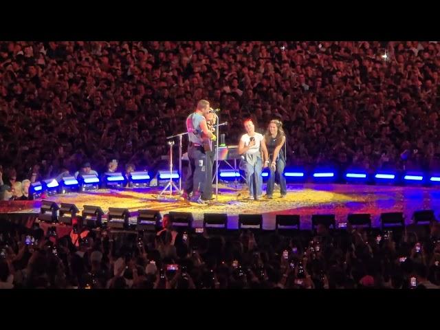 Coldplay play Taylor Swift song as  tribute to Vienna fans (Love Story with Maggie Rogers)