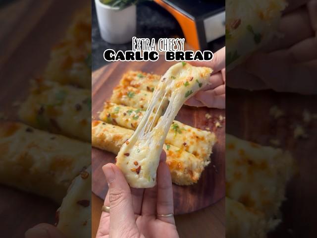 Extra cheesy garlic bread #garlicbread #cheesegarlicbread #cheesy #easysnacks #easyrecipe #shorts