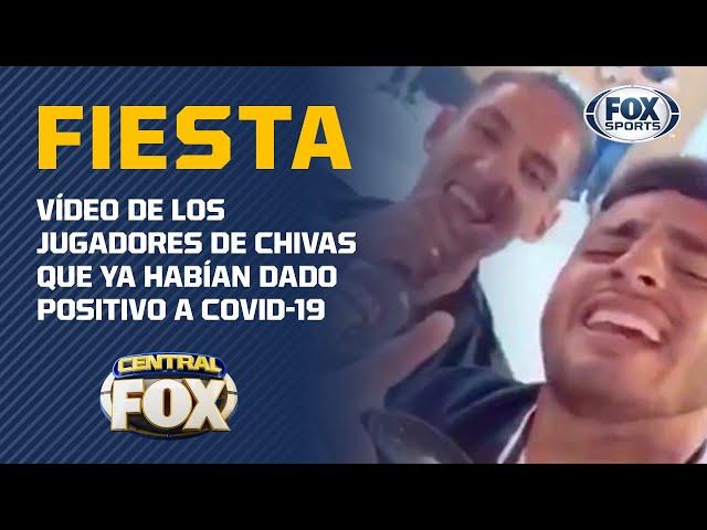 Alexis Vega y Uriel Antuna en fiesta con botella y cantando banda