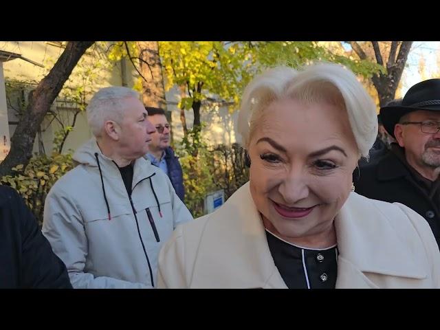 Prima "vedetă" din clasa politică care a venit să se voteze. Terheș  cu fostul premier Dăncilă