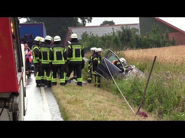 Auto kommt von Straße bei Glandorf ab und bleibt im Graben liegen