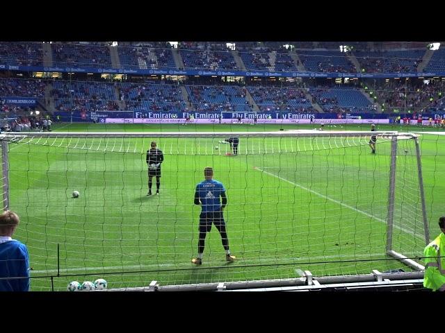 Christian Mathenia beim Aufwärmen. HSV gegen Augsburg