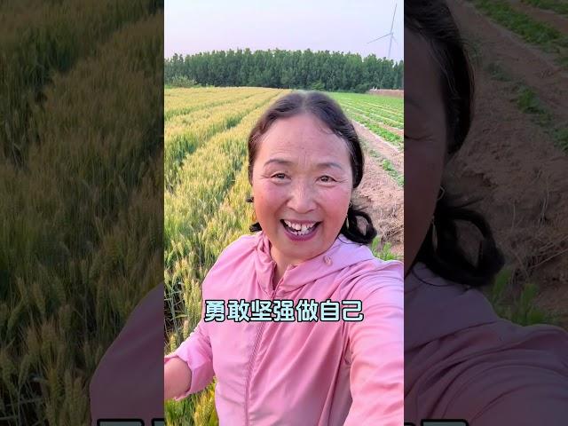 最漂亮的不是脸，不是倾城的容颜是你自信的模样，是你坚定的目光勇敢坚强做自己，虽然平凡也发光不用依靠谁肩膀，风风雨雨都能扛#自信#自立自强#生活感悟 #智慧人生 #咏梅小院