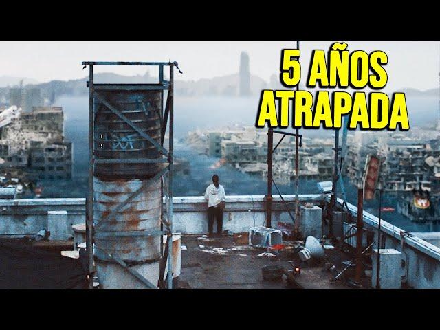 QUEDA ATRAPADA EN UN EDIFICIO MIENTRAS LA TIERRA SE INUNDA | Resumen en 10 Minutos