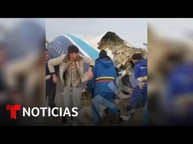 Así fue como sobrevivientes salieron del avión que se desplomó en Kazajistán | Noticias Telemundo