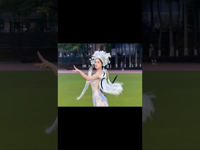 她在寻一把利剑#拔剑变装#反差#旗袍#国粹#宝剑插腰间