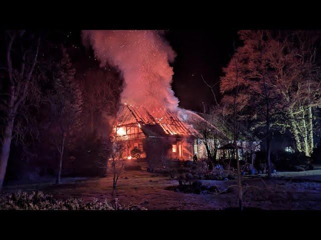 Wohnhaus in Vollbrand - 100 Einsatzkräfte bekämpfen in Lienen die Flammen