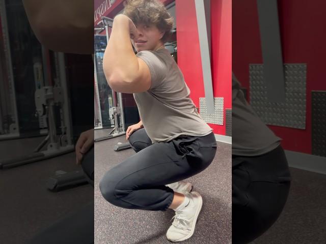 RT1K (day 75) tiny guy #roadto1ksubs #gym #bulkgonewrong #ytshorts #pump