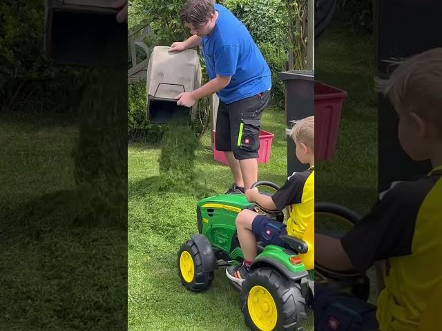 Rasenmähen, Silo machen mit dem John Deere Kids Traktor  #fedaction #fedshelly