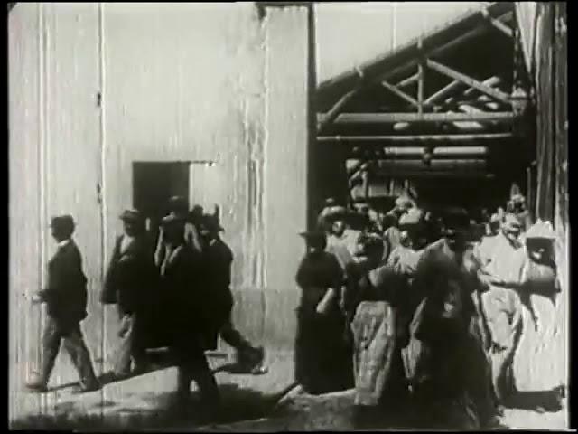 Auguste & Louis Lumière Workers Leaving the Lumière Factory 工厂大门