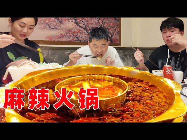 Friends from Guangzhou came to Sichuan to play. The couple invited them to eat Chongqing spicy hot