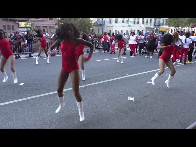 BLACK GIRLS CHEERLEADERS DANCE, MAKE SPLITS AT NEW YORK PARADE !!