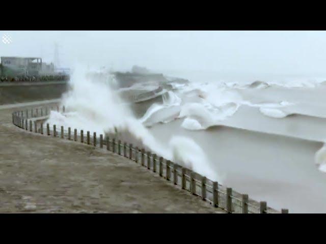 Spectacular & Scary tidal bore surges up Qiantang River in China