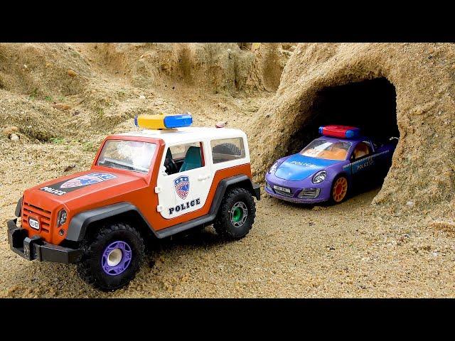 A história de um carro de polícia de brinquedo em uma caverna | Escavadeira procurando caminhão