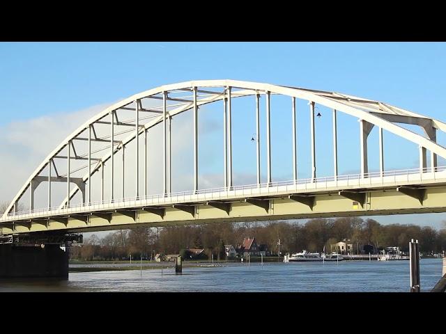 Deventer Vandaag - Wilhelminabrug verlicht -  vrijdag 29 december