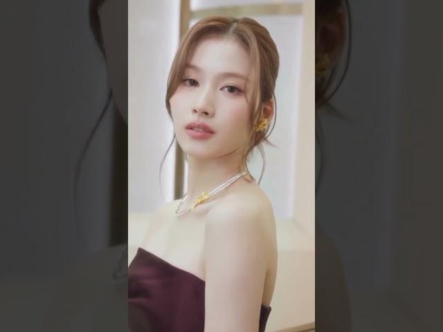 Sana looks more expensive than the jewelry #twice #sanatwice #twicesana