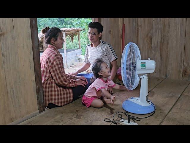 The mother and son were very happy when the engineer bought fans for them.