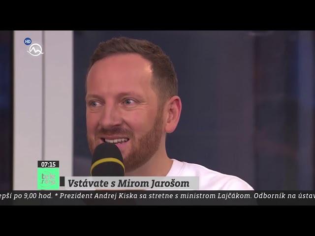 Miro Jaroš spieva vianočné pesničky v Teleráne