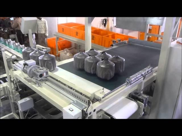 Machine for wrapping synthethic yarn bobbins - Macchina per l'imballaggio di filati sintetici