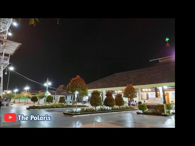 Timelapse kegiatan di Masjid Agung Demak