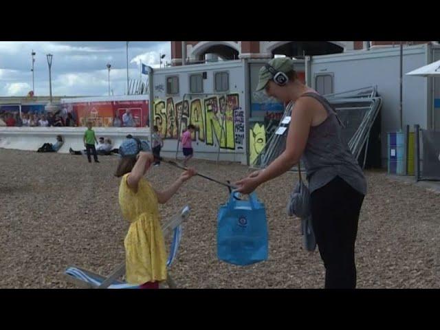 Un "silent disco" pour nettoyer la plage de Brighton | AFP News