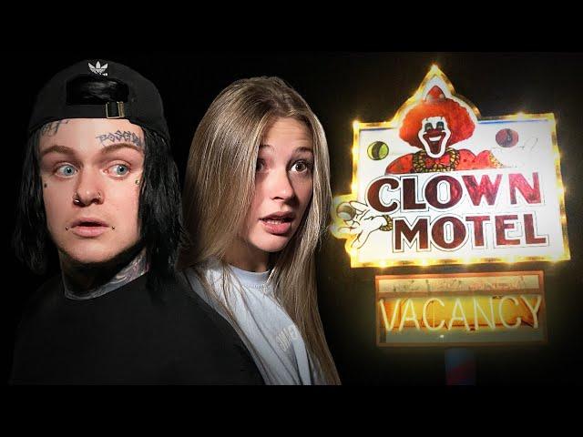 TRAPPED in HAUNTED CLOWN MOTEL (w/ Amanda)