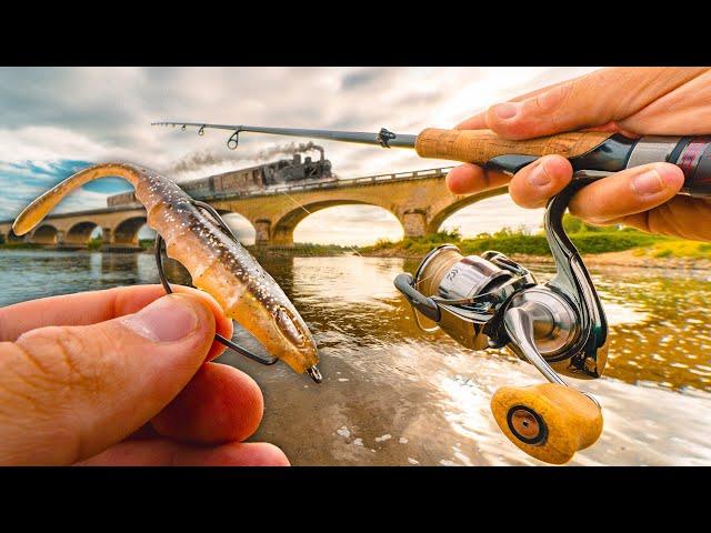 Incroyable DÉCOUVERTE en pêchant au leurre DERRIÈRE CE VIEUX PONT! Pêche du bord.