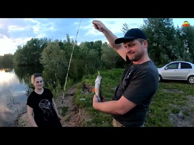 Поймали хорошего окуня. Семейный отдых. Павлодар. Семья Соколовых