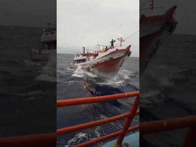 detik kapal nelayan dihantam ombak besar..