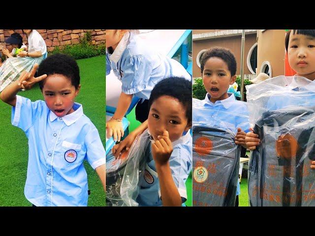 Doudou's father recorded Doudou's artistic performance in kindergarten