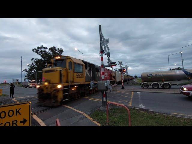 DXC 5520 on Train 829F at Hoskyns Road Rolleston.