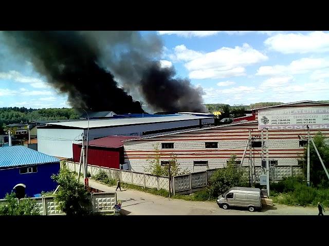 Пожар за разборкой на осташковском ш. Электрокомпонент горит