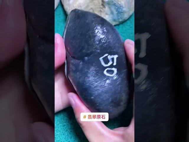 這種就是油青色，整體色系偏灰，比較適合雕刻龍牌，關公之類#翡翠 #缅甸翡翠原石 #翡翠原石 #crystals#jade #gemstone #minerals #jewelry #emerald