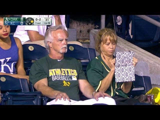 OAK@KC: Smolinski's parents take in the action