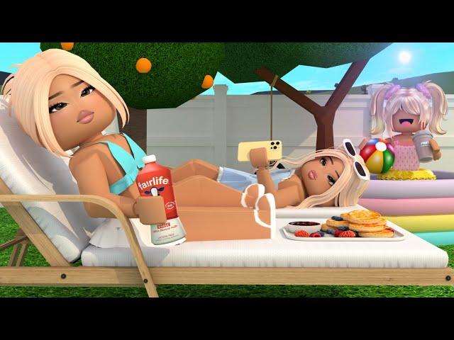 FAMILY SUMMER HOUSE MORNING ROUTINE! *LIVING OUR DREAM LIFE* Roblox Bloxburg Voiced Roleplay